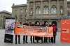 Protest in Bern: Nik Gugger (4. von rechts) mit den Nationalräten Stefan Müller-Altermatt (Mitte), Marc Jost (EVP), Andreas Gafner (EDU), Lilian Studer (EVP), Nicolas Walder (Grüne), Denis de la Reussille (Grüne) und Christine Badertscher (Grüne).