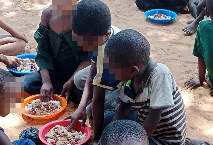 Nahrungsmittel für geflüchtete Kinder in einem Vertriebenencamp. csi